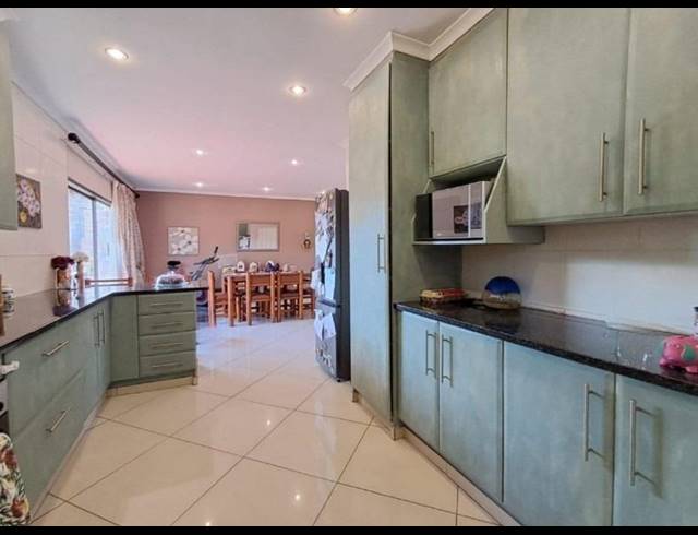 3 BEDROOM TOWNHOUSE FOR SALE IN RACEVIEW